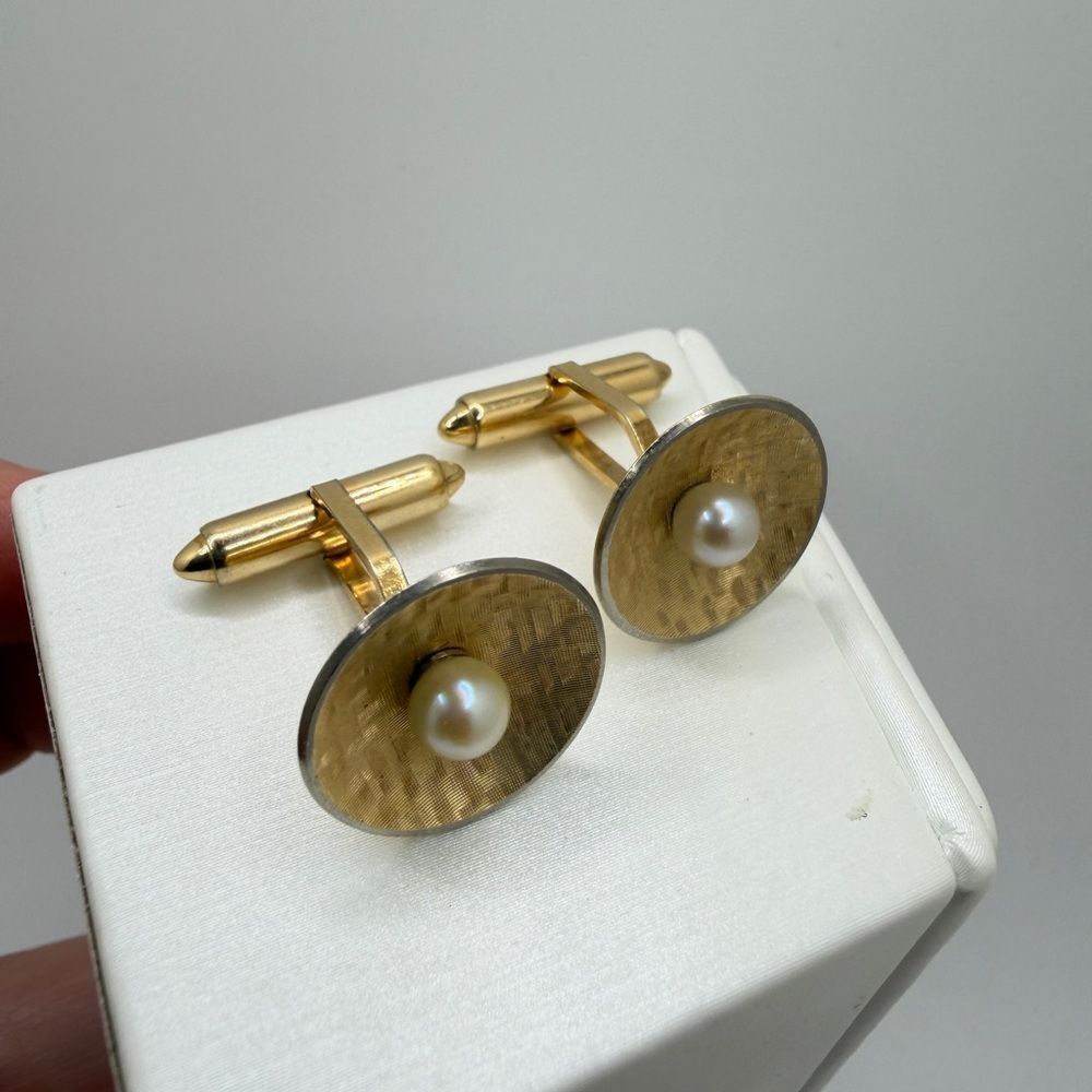 Vintage Gold Tone Kramentz, faux pearl center cuff links!